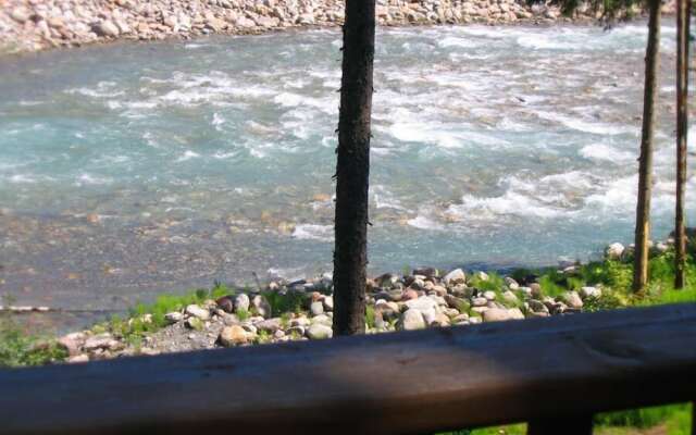 Mount Robson Mountain River Lodge