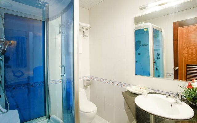 Kin Hotel Ly Tu Trong