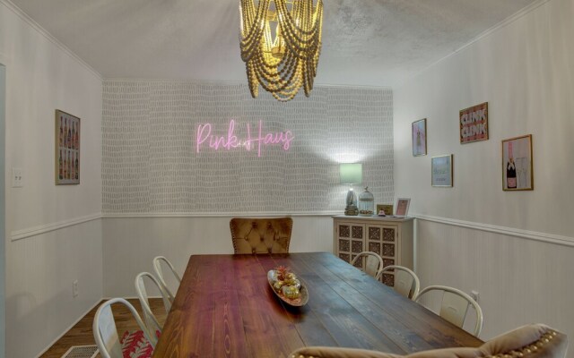 Charming Pink Haus 1 Mile to Main St With Firepit!