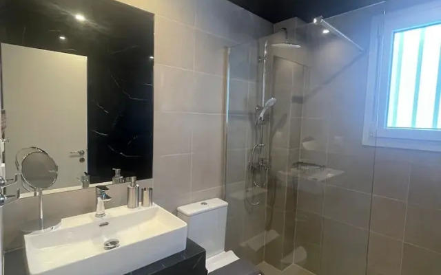 Spacious Seaside Flat at Alimos