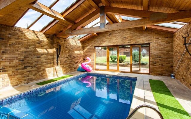 4 Bed House with Swimming pool and Sauna