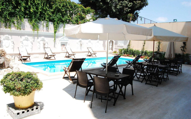 Triana Hotel