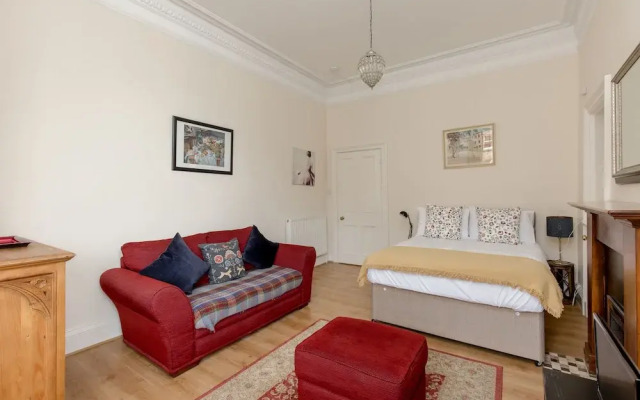 Silver Lining Lochrin Terrace Apartment