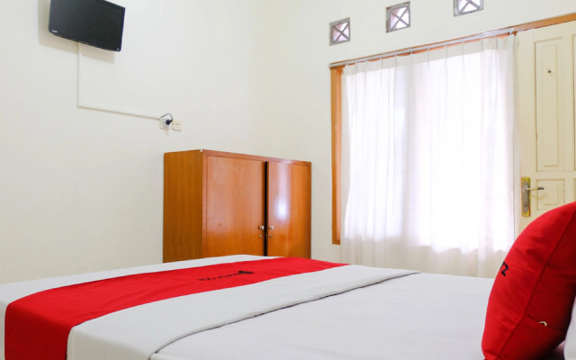 RedDoorz near Universitas Kristen Satya Wacana