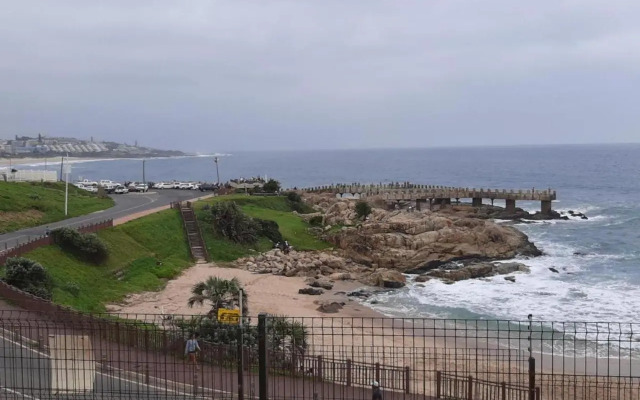 Whale Rock, Modern Beachfront Apartment