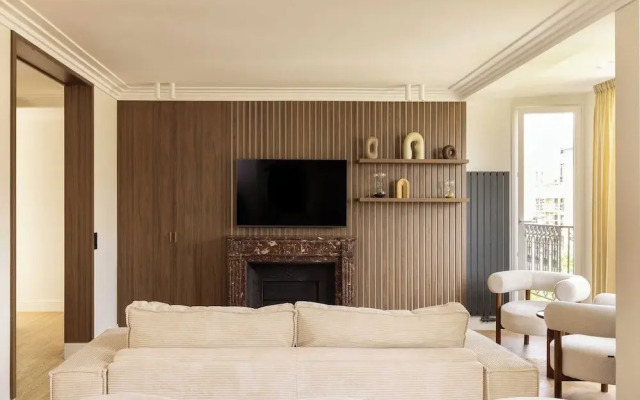 Apartment for 8 People in Grenelle