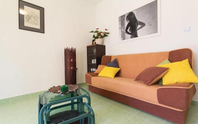 Garden apartment with terrace and grill
