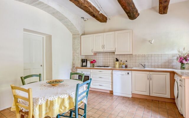 Quaint Holiday Home in Rustrel With Swimming Pool