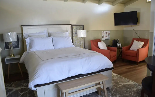 353 Pomeroy Studio Apts by Redawning