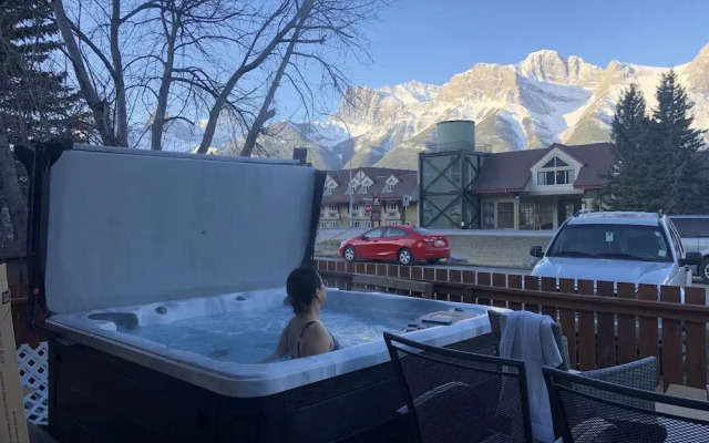 P1 - Private Hot Tub - 3 Bedroom Home - Mountain View
