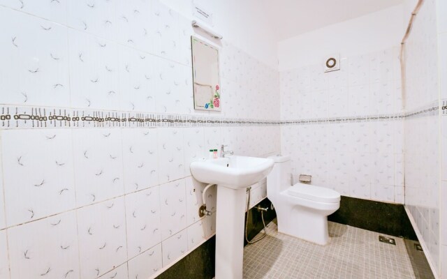 OYO 13589 HouseBoat My Trip Deluxe 4 BHK Private