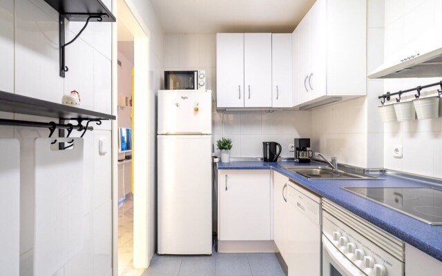 2BR  Apartment with Sea View, Gym and Pool Ref 129