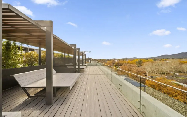 Sleek Inner-city 2-bed With Swimming Pool & BBQ