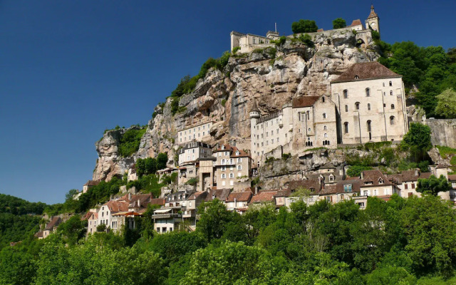 Authentic Holiday Home in Puy-l'evêque With Swimming Pool