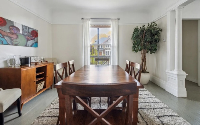 Comfortable 6-bedroom Retreat Minutes to Downtown