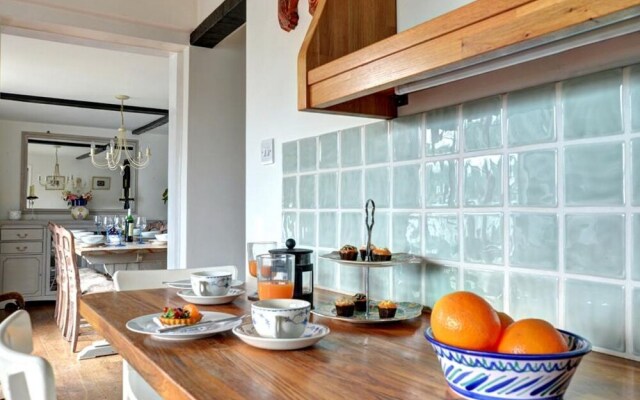 Stunning Holiday Home in Robertsbridge with Private Garden