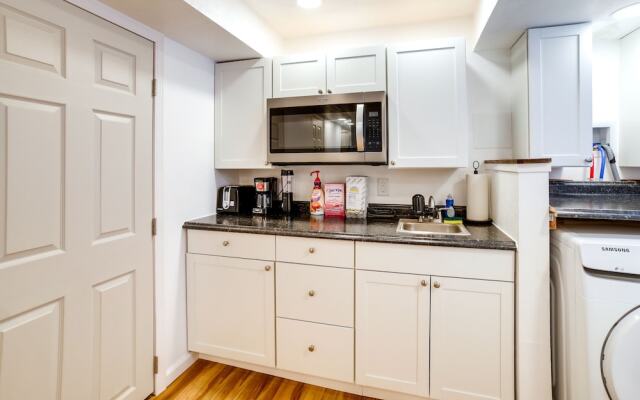3 Mi to Downtown: Pittsburgh Home w/ Balcony!