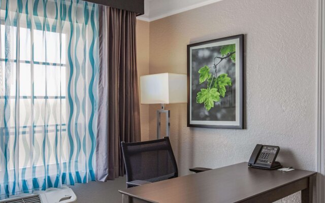 La Quinta Inn & Suites by Wyndham Miami Airport West