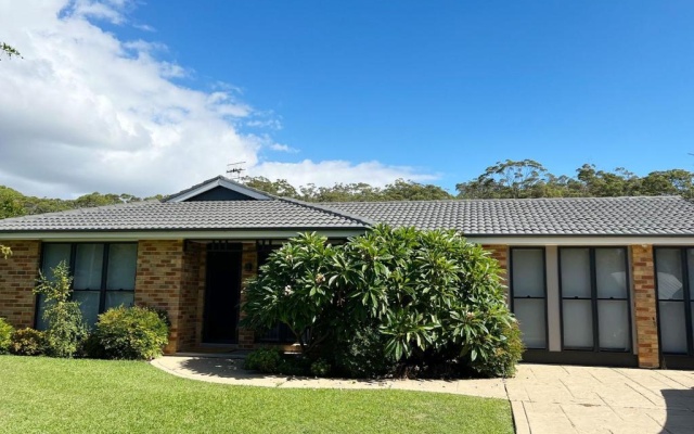 Wirragulla, 10 Marty Avenue - Stylish Modern House with ducted air con & WIFI — hotel in Salamander Bay