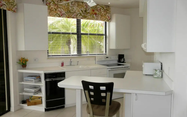 Unique Waterfront Home With Pool, spa and Guesthouse