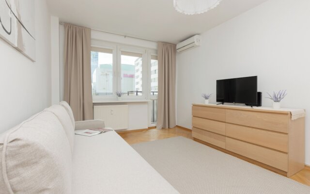 Apartment Chmielna 100 by Renters