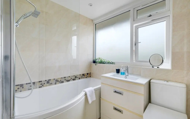 Elegant 5 Bed Home with Garden- Slough