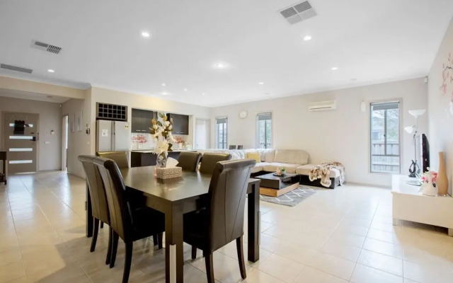 Gorgeous 4BR Home in Point Cook