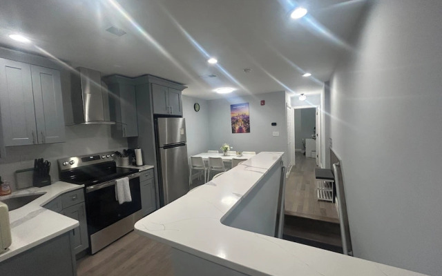 Cozy 2-3 Bedroom Apt in Center City