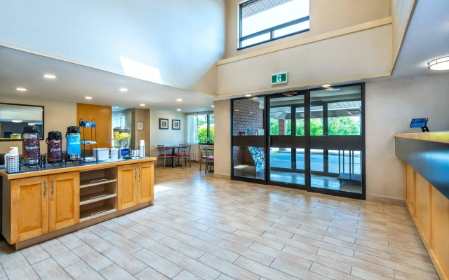 Comfort Inn Highway 401