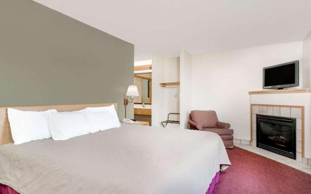 Moose Lake Lodge & Suites