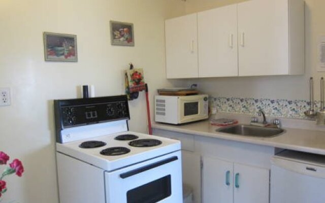 Baybreeze Motel & Cottages