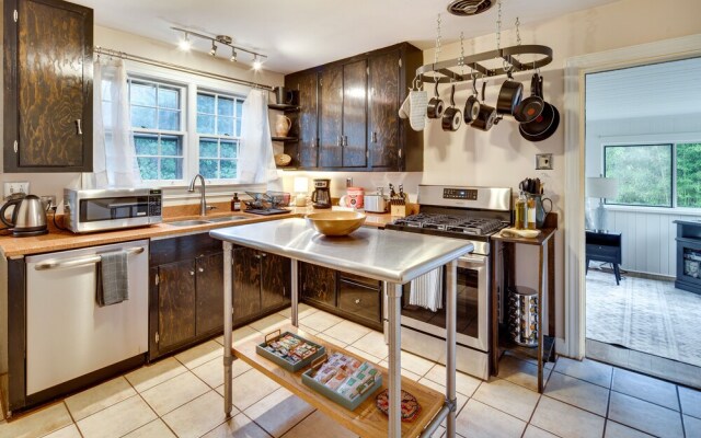 Hendersonville Haven w/ Fire Pit, Grill, Deck!