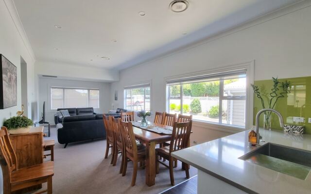 Cheerful 5 - Bedroom Home - Free Parking