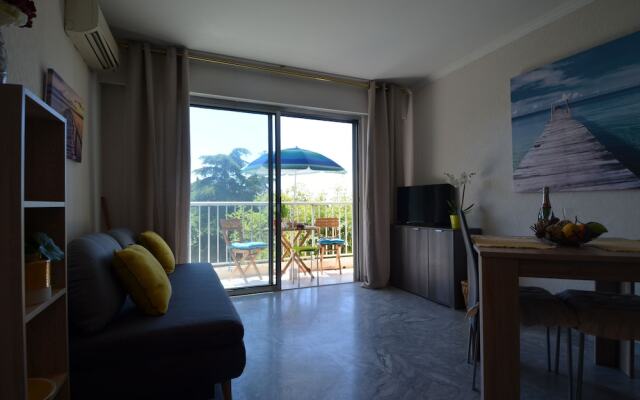 Large studio 4 persons with balcony Valrose district in Nice