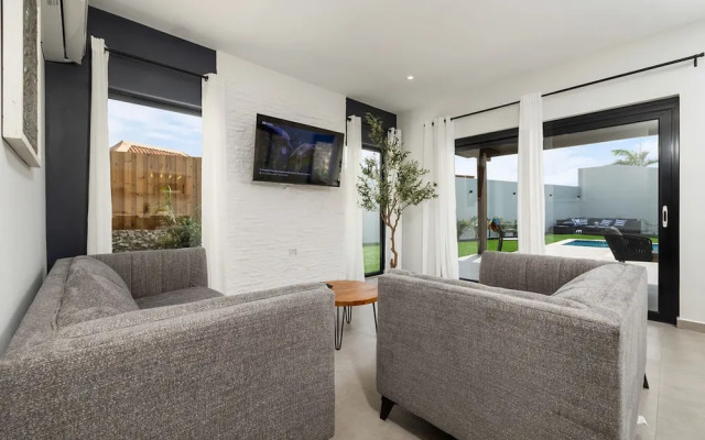 Brand NEW 3br2ba w Private Pool Amazing Location