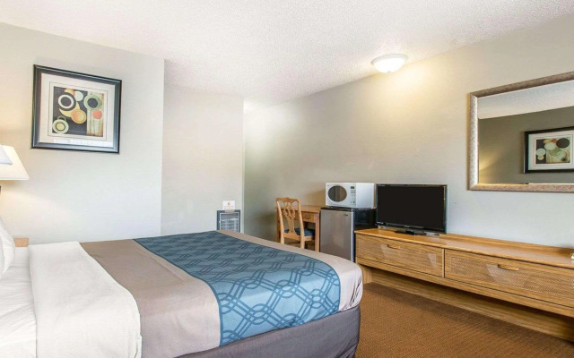 Econo Lodge Inn & Suites Yreka