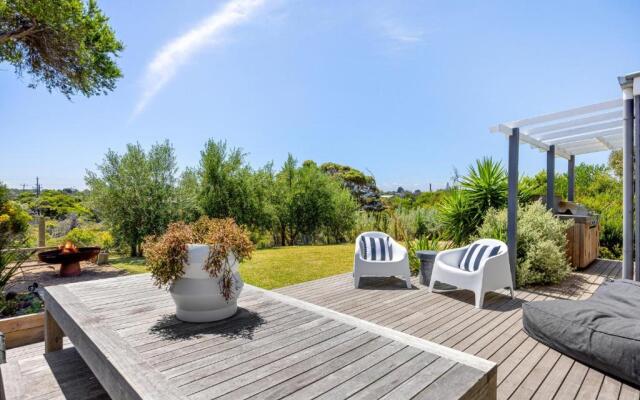 Dimmicks Retreat: 300m to beach