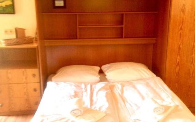 SIMPLY-THE-BEST-Ferienwohnung-mit-Pool-Sauna-Schwimmbad-bis-6-Personen