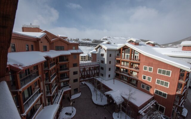 Top Floor 2 Bedroom In Mountaineer Square- Slopeside Condo - No Cleaning Fee! by RedAwning