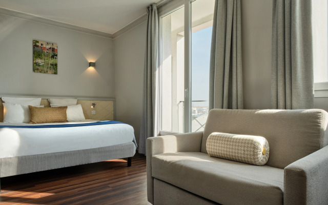 Hotel Atrium by HappyCulture