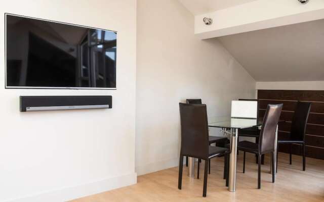 Amazing Spacious 2 Bed Duplex Penthouse w/ Balcony