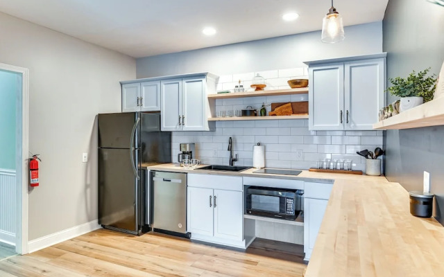 Mountain Views & Fire Pit: Sandgate Getaway