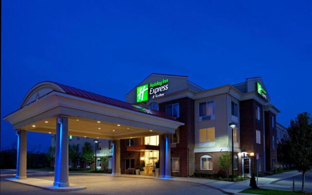 Holiday Inn Express & Suites Detroit - Farmington Hills, an IHG Hotel