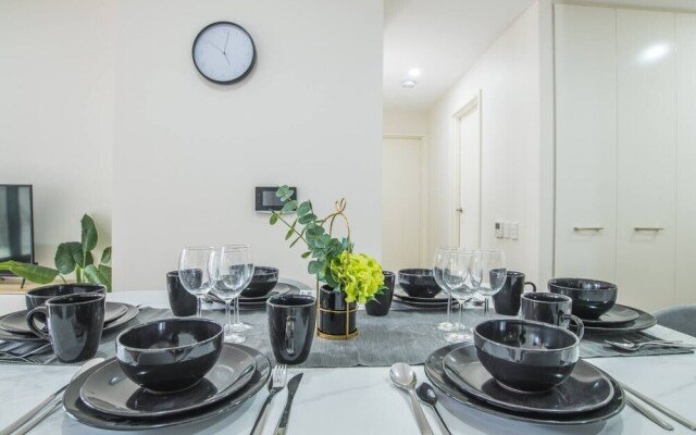 Bright & Modern! 2bed 2bath APT With Parking