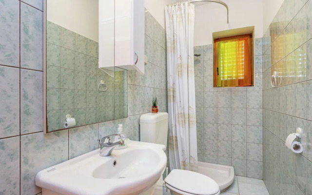 Inviting Apartment in Vinkuran near Sea