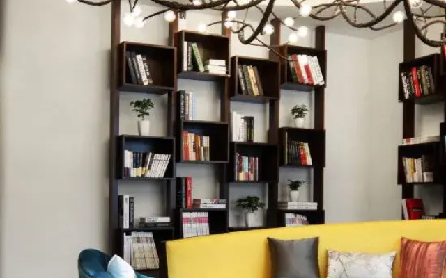Rose Art Hotel (Ningbo Beilun Yintai City Store)