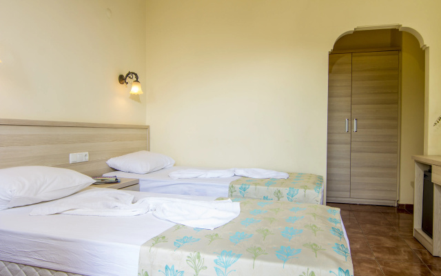 Magic Tulip Hotel - Image 2