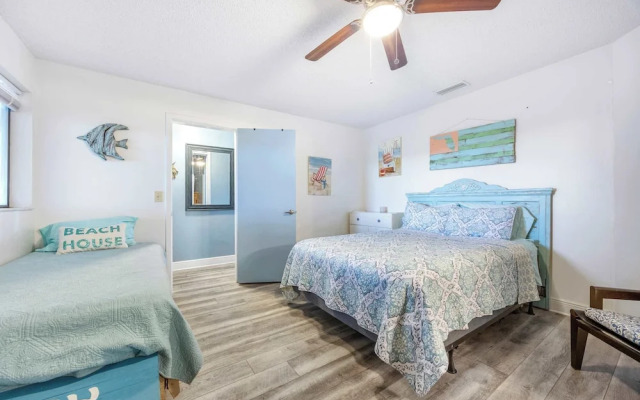 Treetop Beach Condo Sleeps 7!