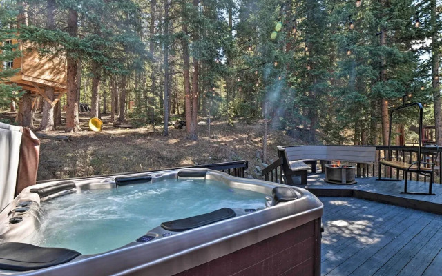 6 Mi to Breck Ski Resort: Family Cabin w/ Hot Tub!