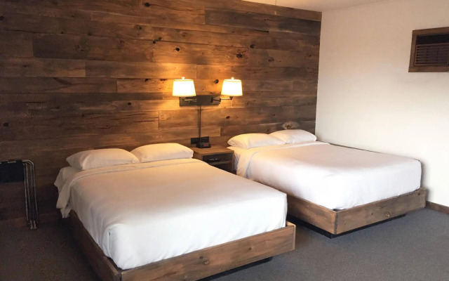 Aqua Aire Inn & Suites